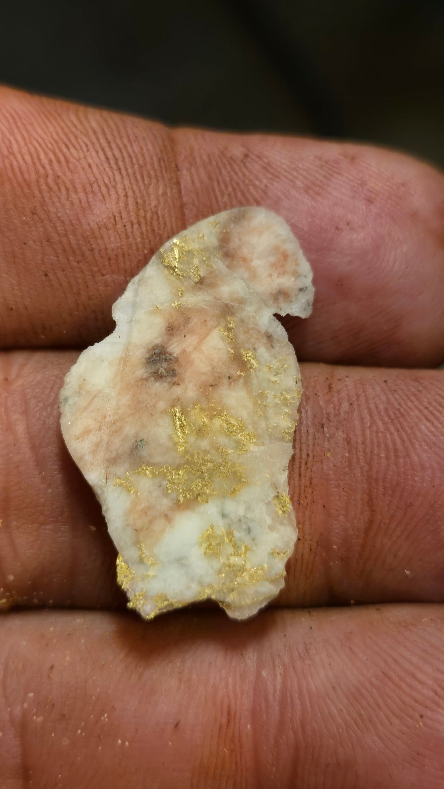 Rose color quartz and gold slab - 2.18 grams - 3.12 mm - end cut
