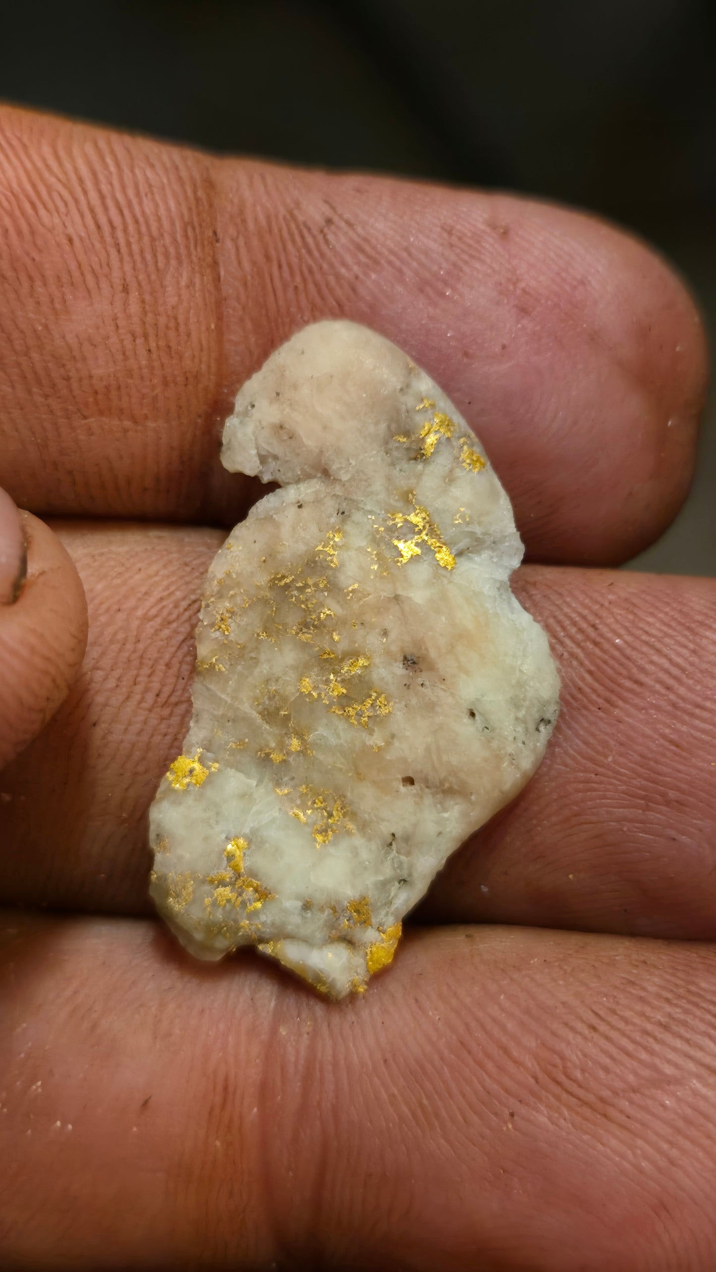 Rose color quartz and gold slab - 2.18 grams - 3.12 mm - end cut