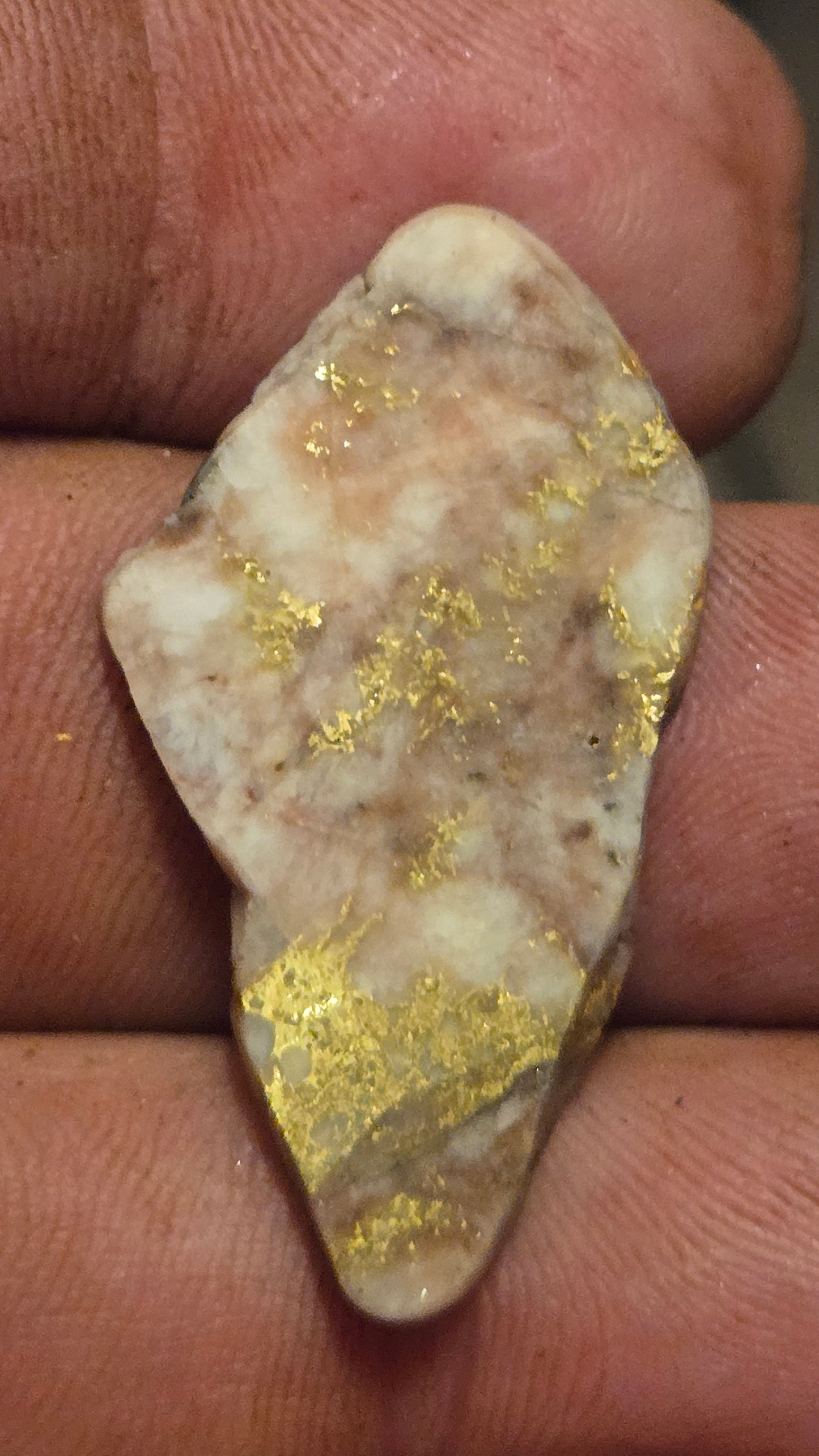 Rose color quartz and gold slab - 4.02 grams - 2.80 mm