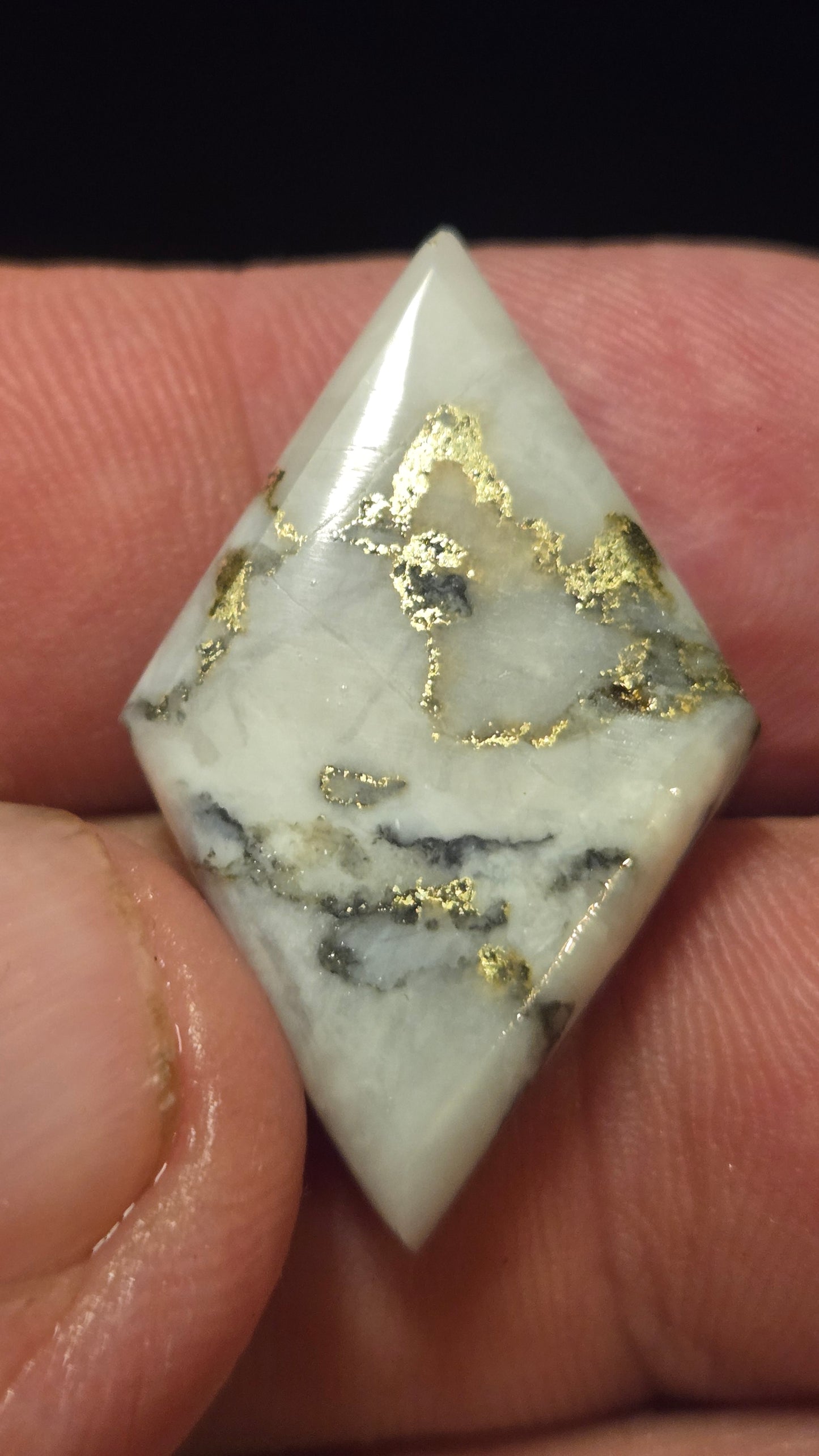 Ace of Gold – Diamond-Cut Polished Gold-in-Quartz Cabochon | 32x20x5.5 mm | 4.9g