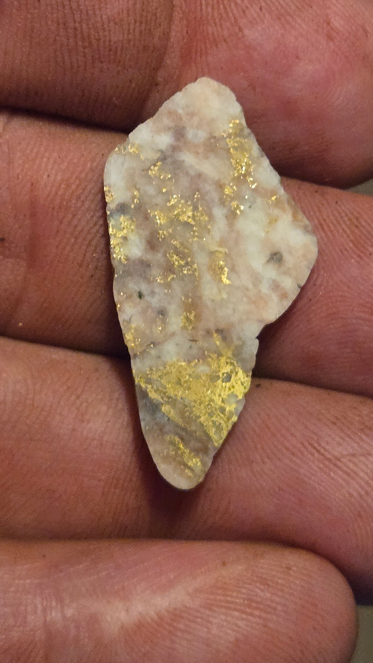 Rose color quartz and gold slab - 3.34 grams - 2.73 mm