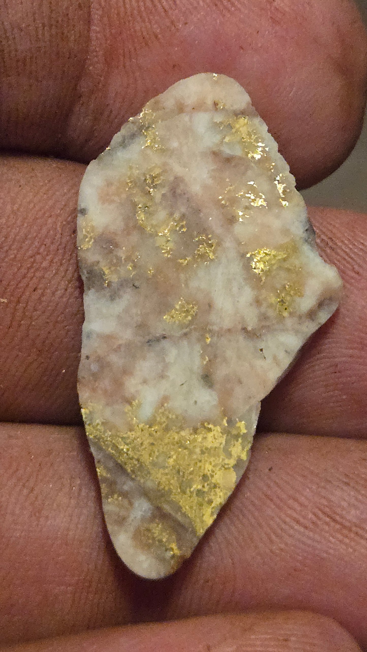 Rose color quartz and gold slab - 4.02 grams - 2.80 mm