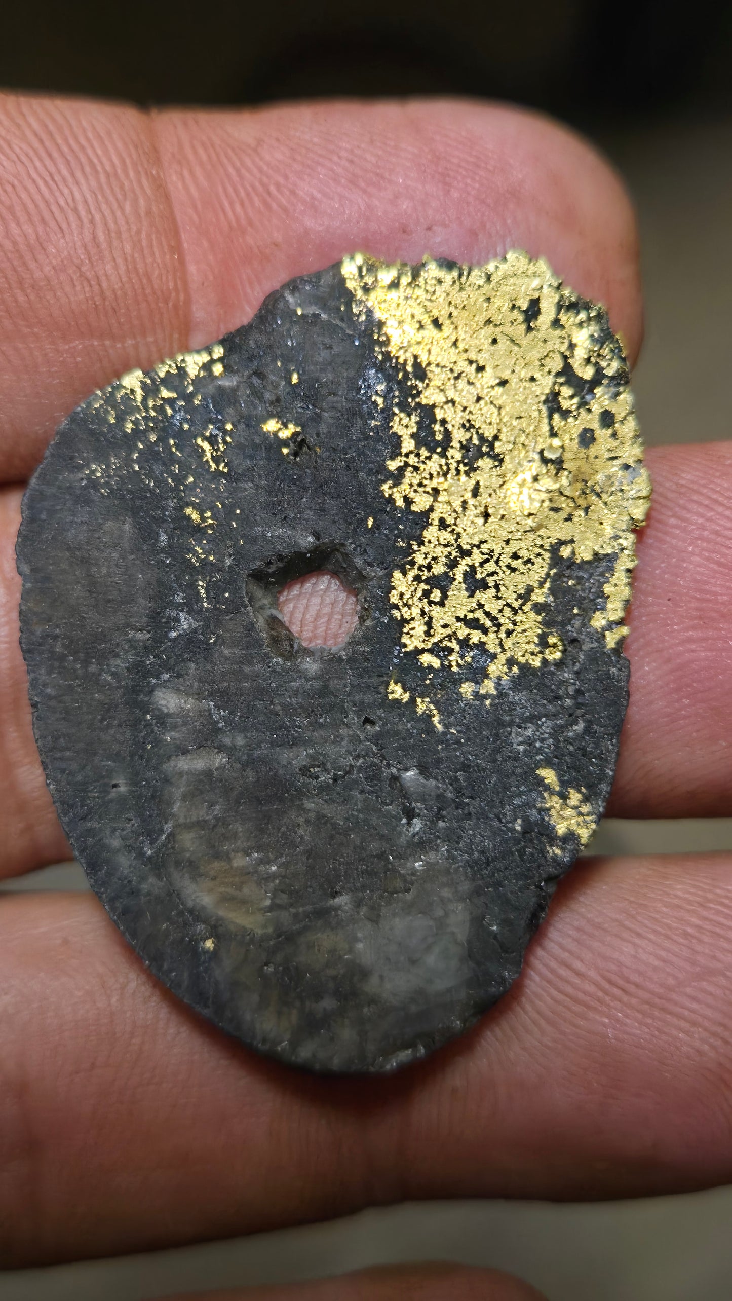 Black quartz and gold slab - 8.72 grams - 2.54mm