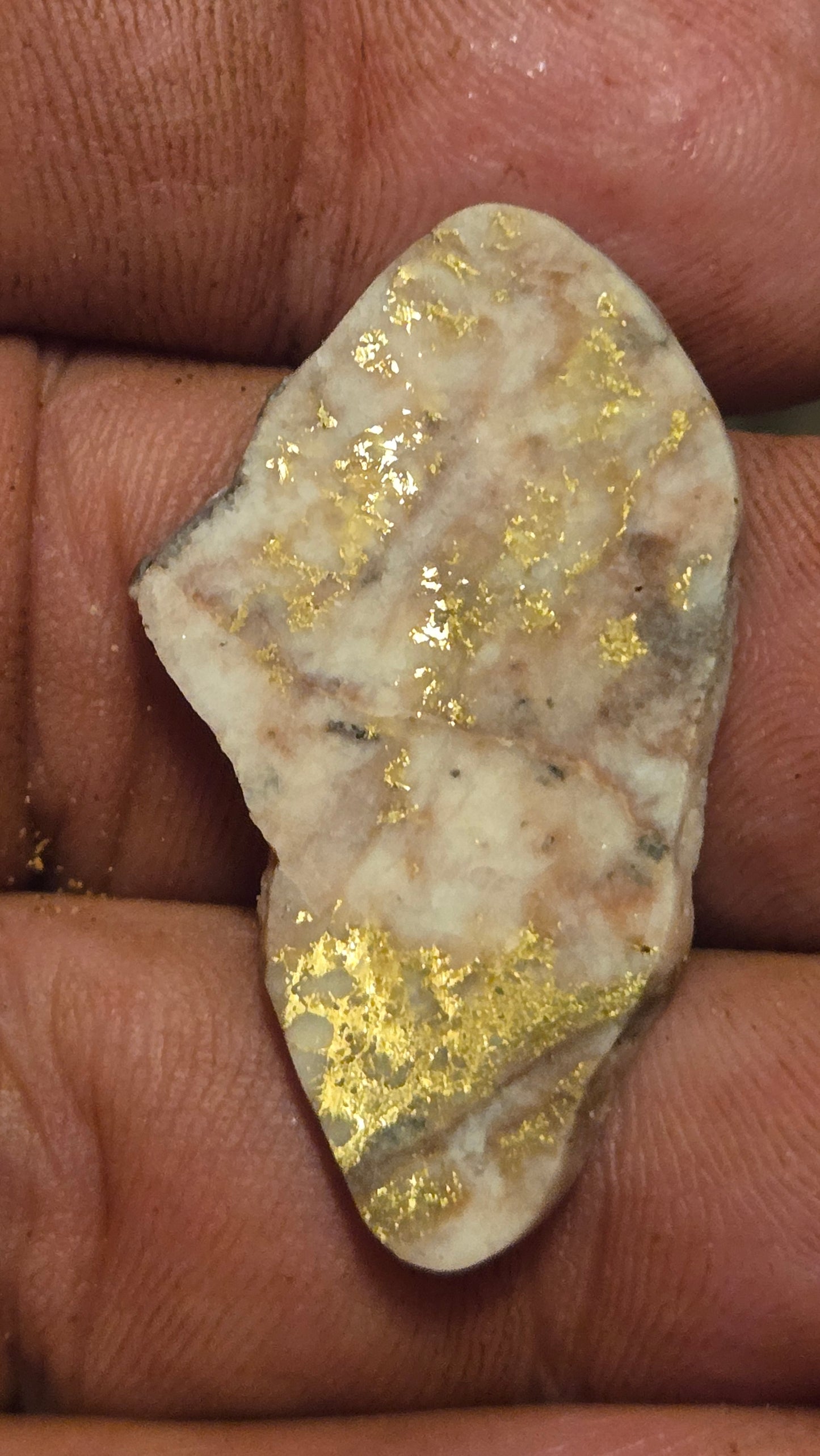 Rose color quartz and gold slab - 3.87 grams - 2.33 mm