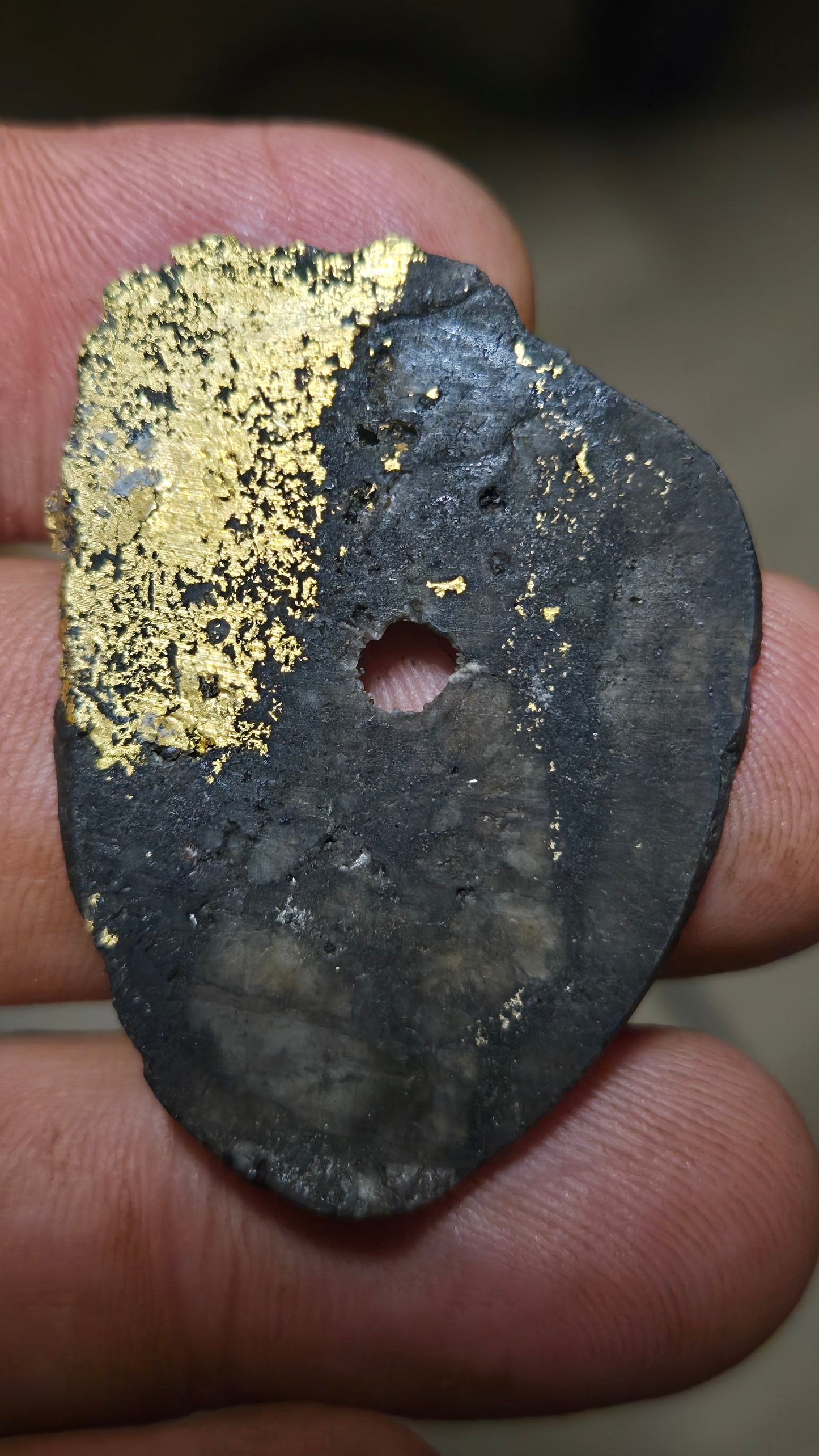 Black quartz and gold slab - 8.72 grams - 2.54mm