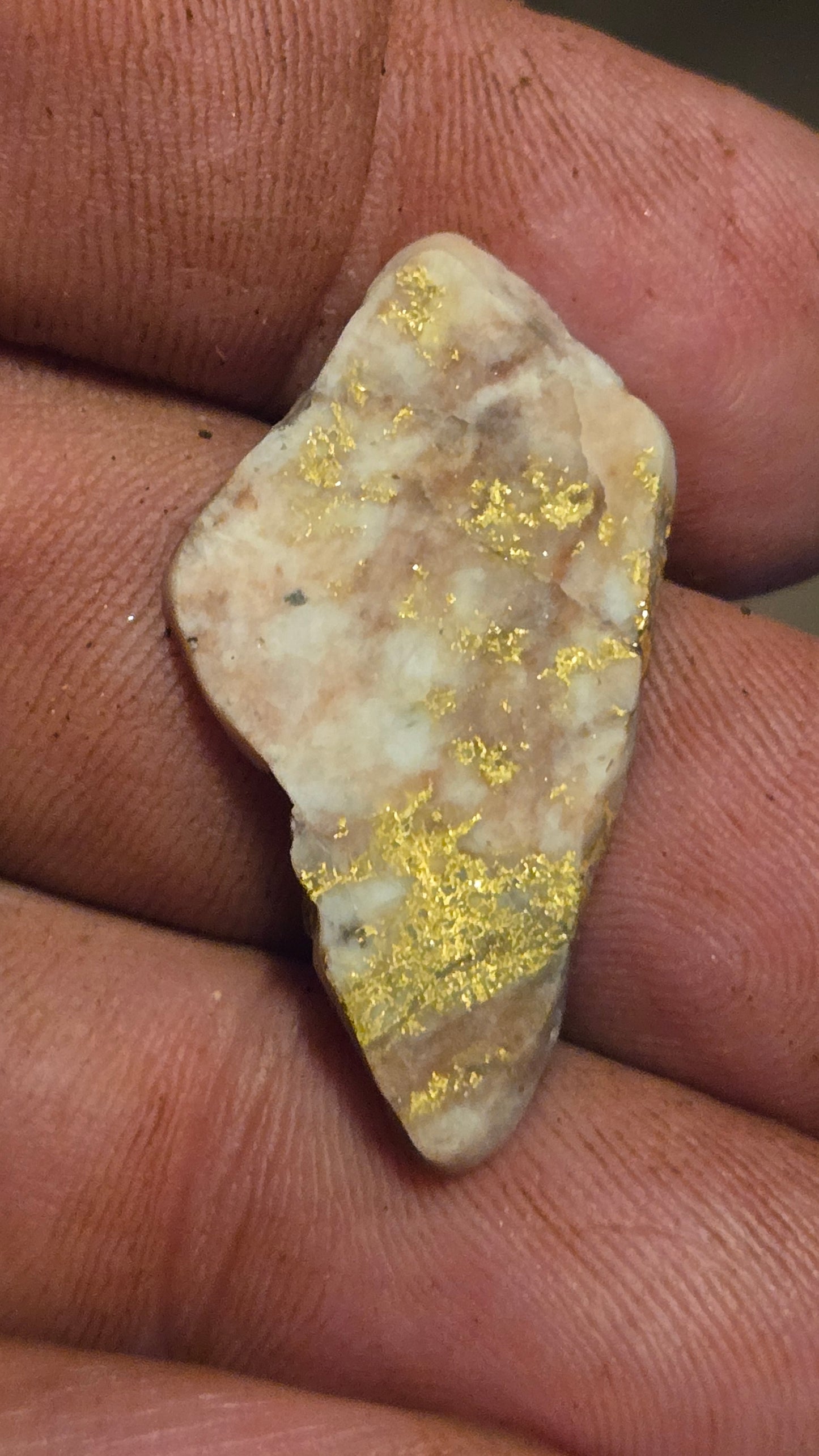 Rose color quartz and gold slab - 3.34 grams - 2.73 mm