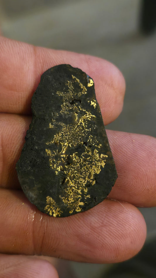 Black quartz and gold slab - 5.72 grams - 2.69mm