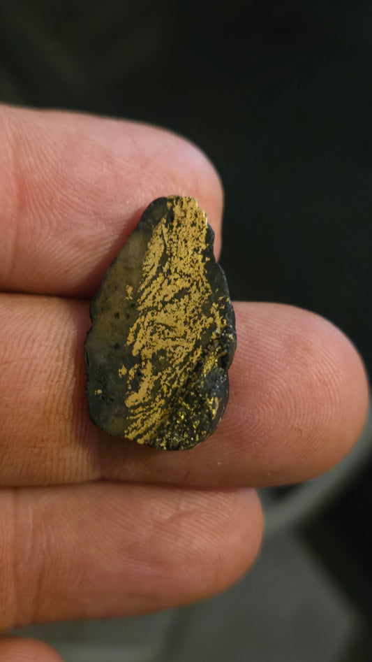 Black quartz and gold slab - 3.93 grams - 2.85mm