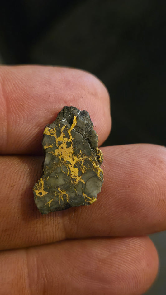 Black quartz and gold slab - 3.88 grams - 4.05mm