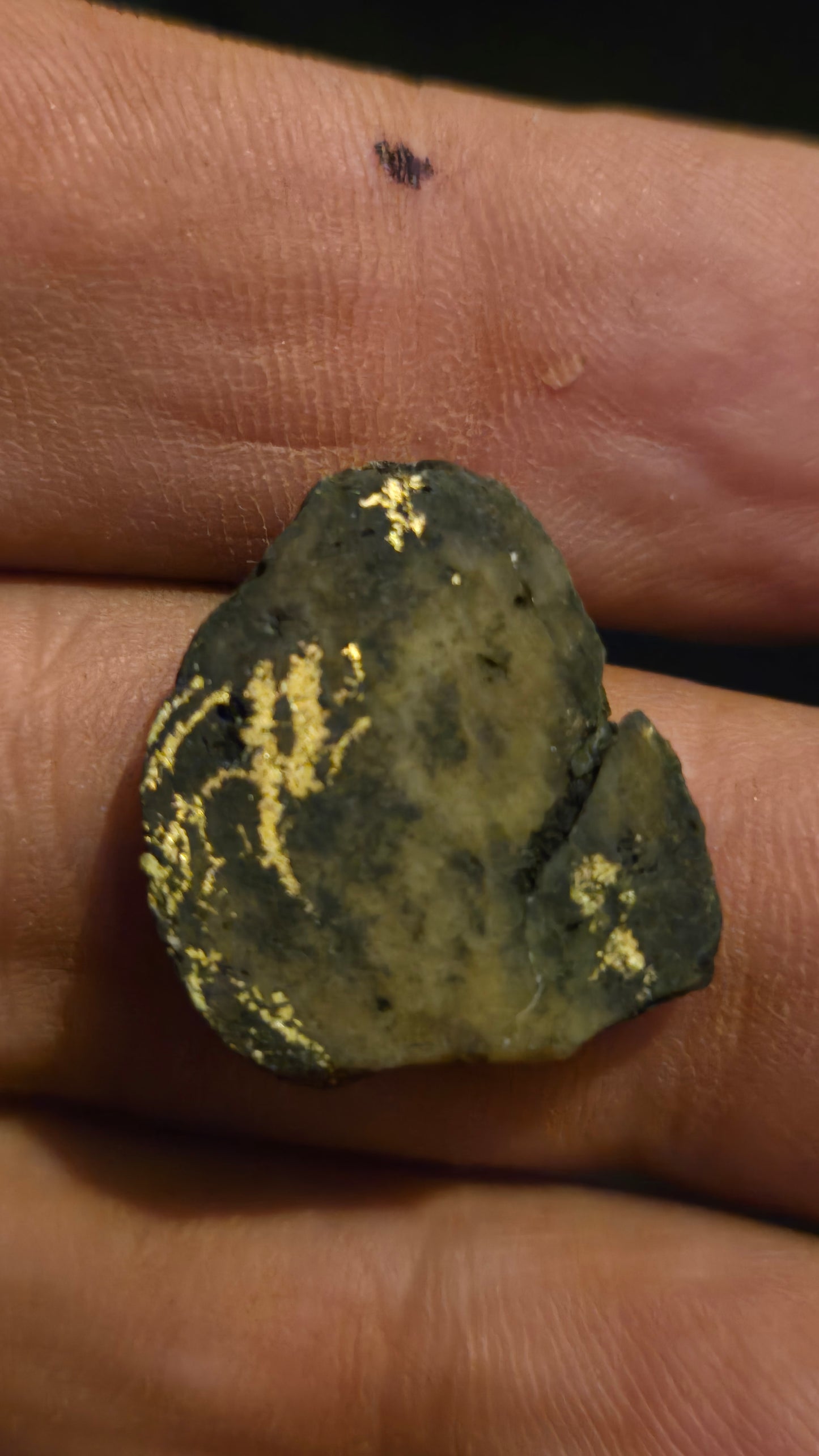 Black quartz and gold slab - 3.41 grams - 3.55 mm