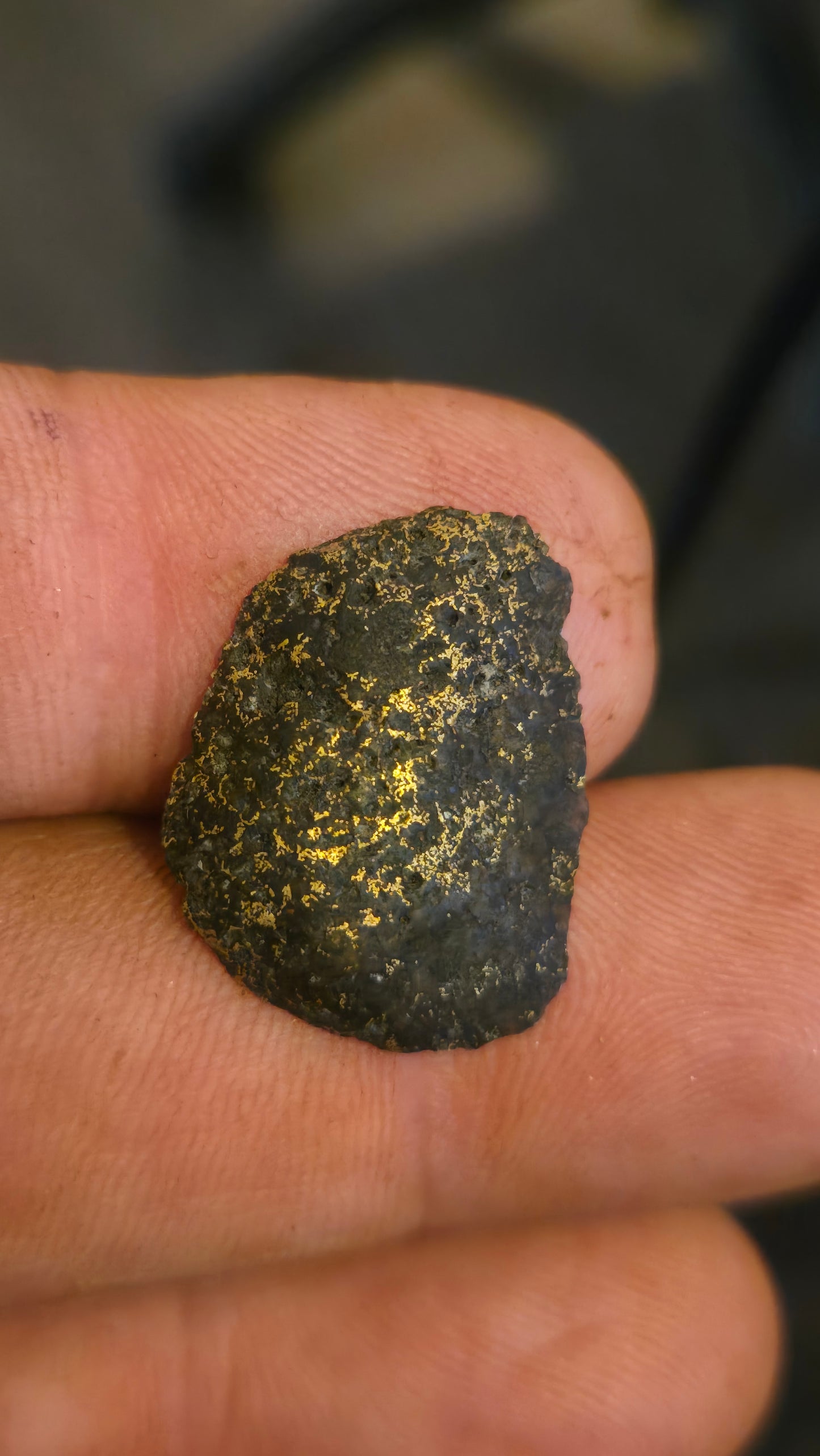 Black quartz and gold slab - 2.39 grams - 3.68mm - end cut