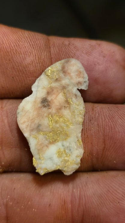 Rose color quartz and gold slab - 2.18 grams - 3.12 mm - end cut