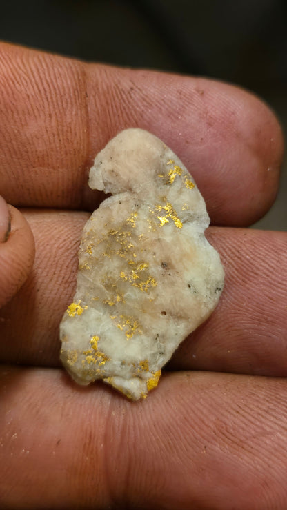 Rose color quartz and gold slab - 2.18 grams - 3.12 mm - end cut