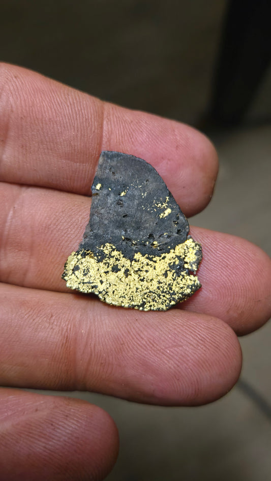 Black quartz and gold slab - 4.28 grams - 2.40 mm
