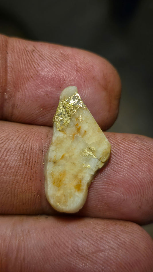 Rose color quartz and gold slab - 1.52 grams - 2.51 mm - end cut