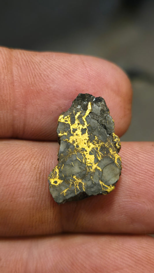 Black quartz and gold slab - 3.88 grams - 4.05 mm