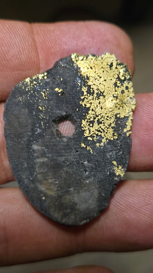 Black quartz and gold slab - 8.72 grams - 2.54mm
