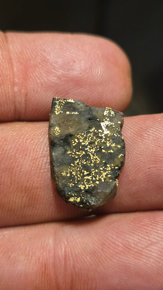 Black quartz and gold slab - 1.92 grams - 2.80 mm - end cut