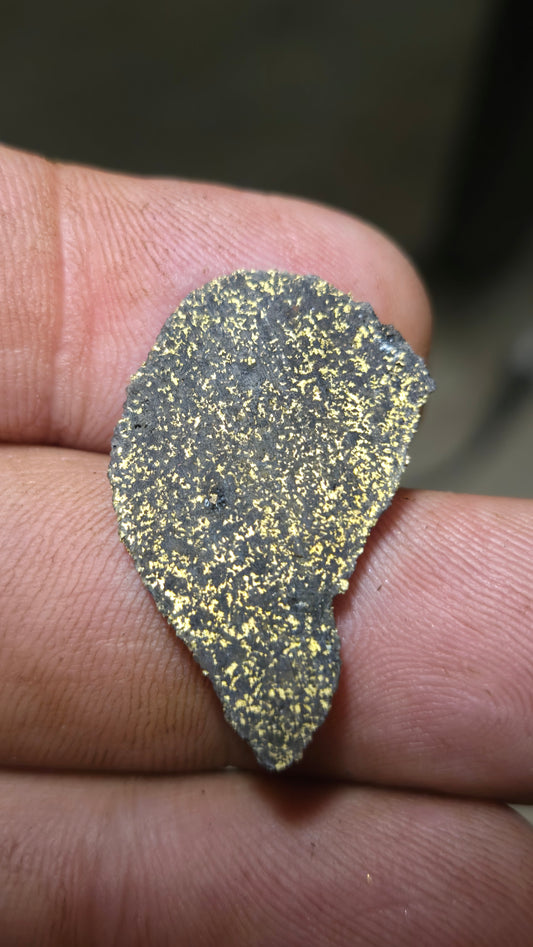 Black quartz and gold slab - 3.88 grams - 2.74 mm - end cut